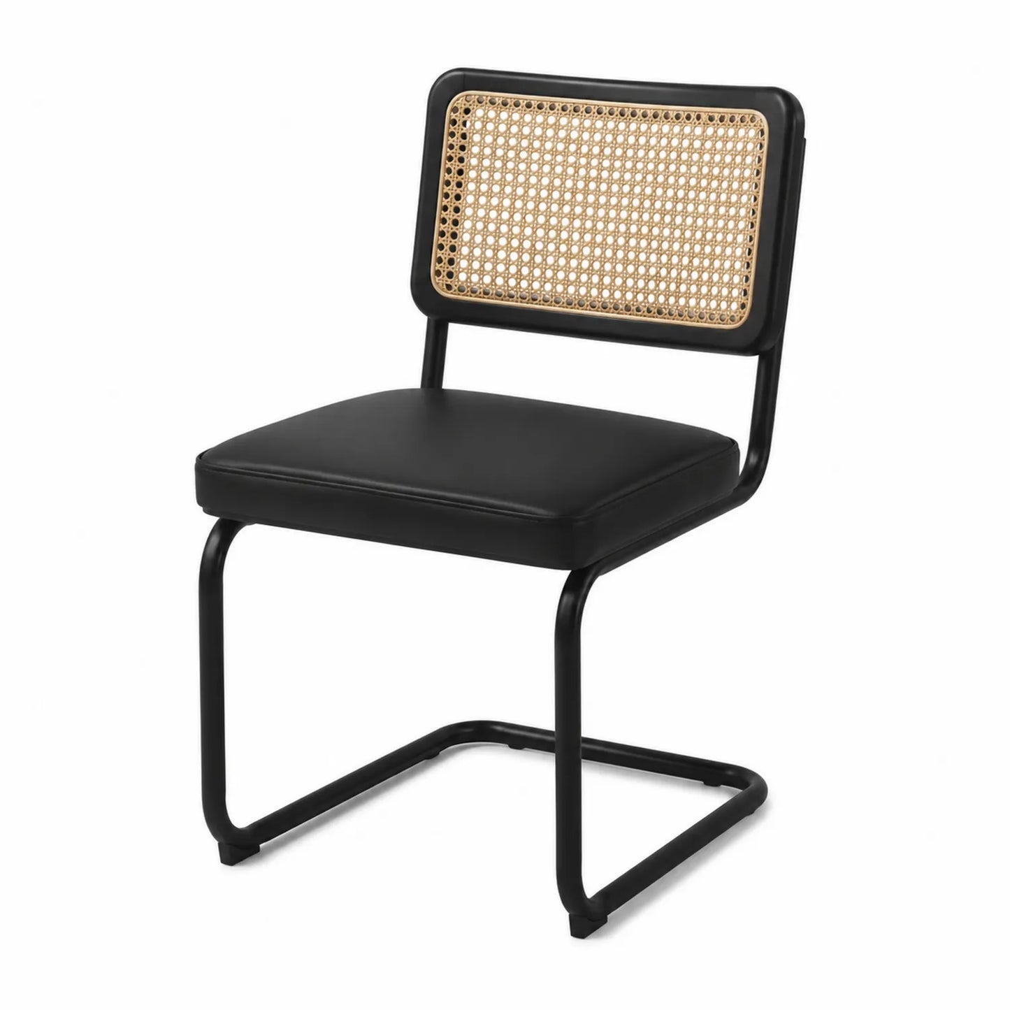Silla de metal negro con asiento de cuero sintético y respaldo de mimbre