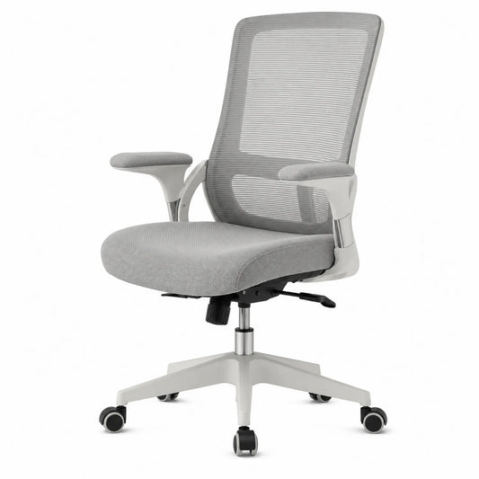 Silla de oficina de malla gris con reposabrazos ajustables