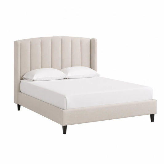 Cama doble tapizada en poliéster beige con cabecero alto y patas de madera